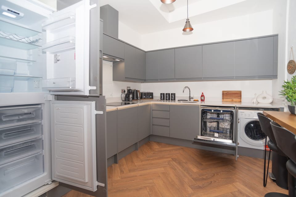 Fully equipped kitchen with fridge, oven, hob, dishwasher and washing machine.