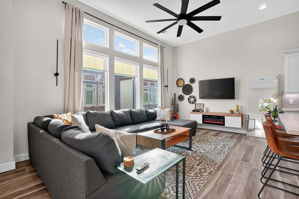 Home Decor, Furniture, Table, Indoors, Living Room