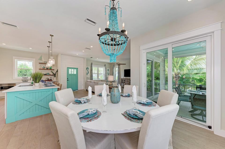 DreAMI Dining Room Table