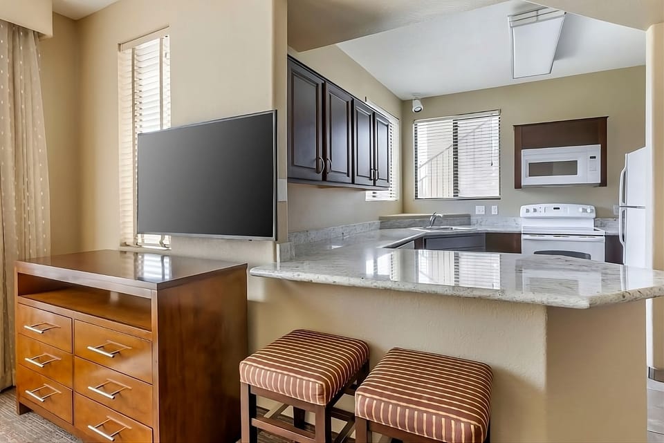 Start mornings with coffee at the bright breakfast bar.