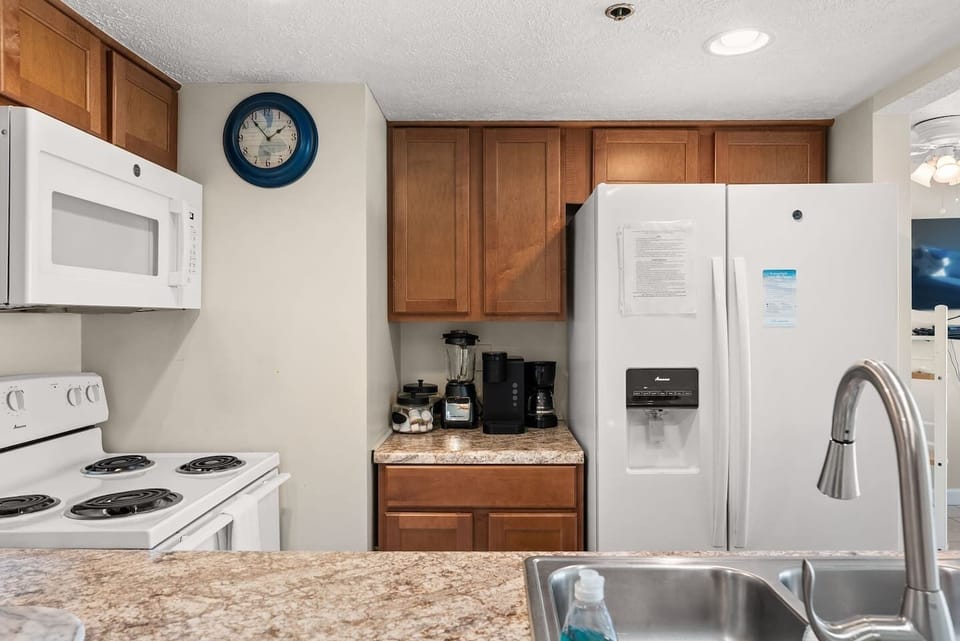 Full kitchen with fridge, microwave & coffee station