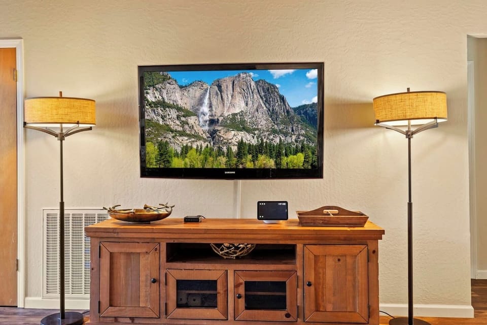 Smart TV with streaming apps, fast Wi-Fi, and comfortable seating for families.