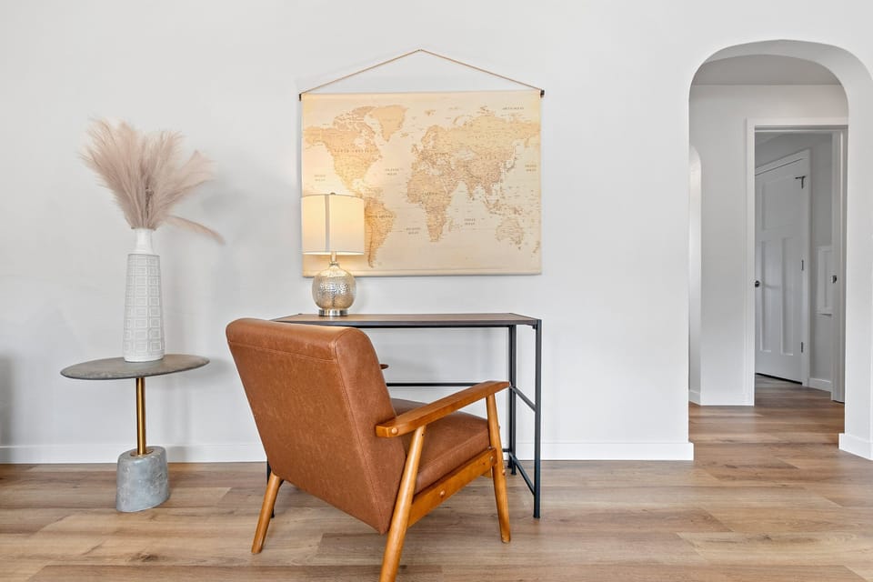 The ideal space to work from the house - bright lighting & comfortable. 