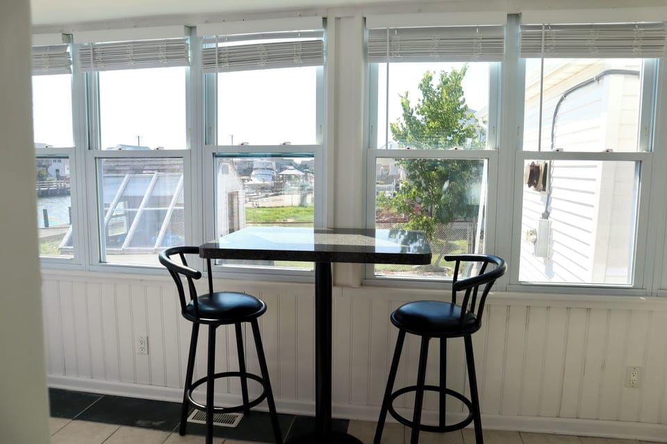 Sun room with TV, Futon, and Dining for 6 