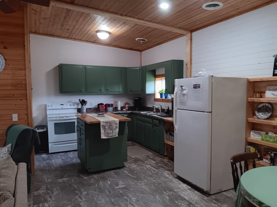 Full kitchen with Keurig & complimentary K-cups, sugar, and powdered creamer 