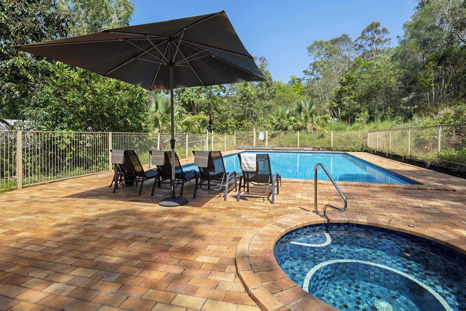 Pool and spa area with plenty of space to unwind.
Hot soak, cool dip. Turkish Towels provided.Shower feels like a little upgrade. Because it is. GRANDER® water.