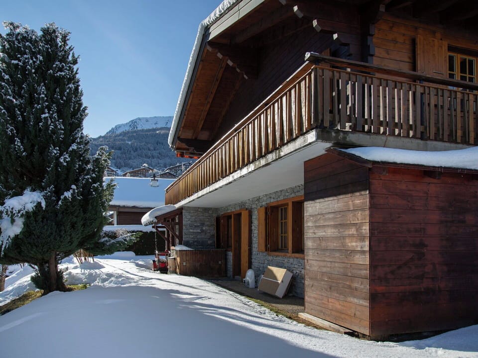 Flooring, Plumbing Fixture, Bathroom, Interior Design, Wood, Floor, Plumbing, Lighting, Tap, Furniture