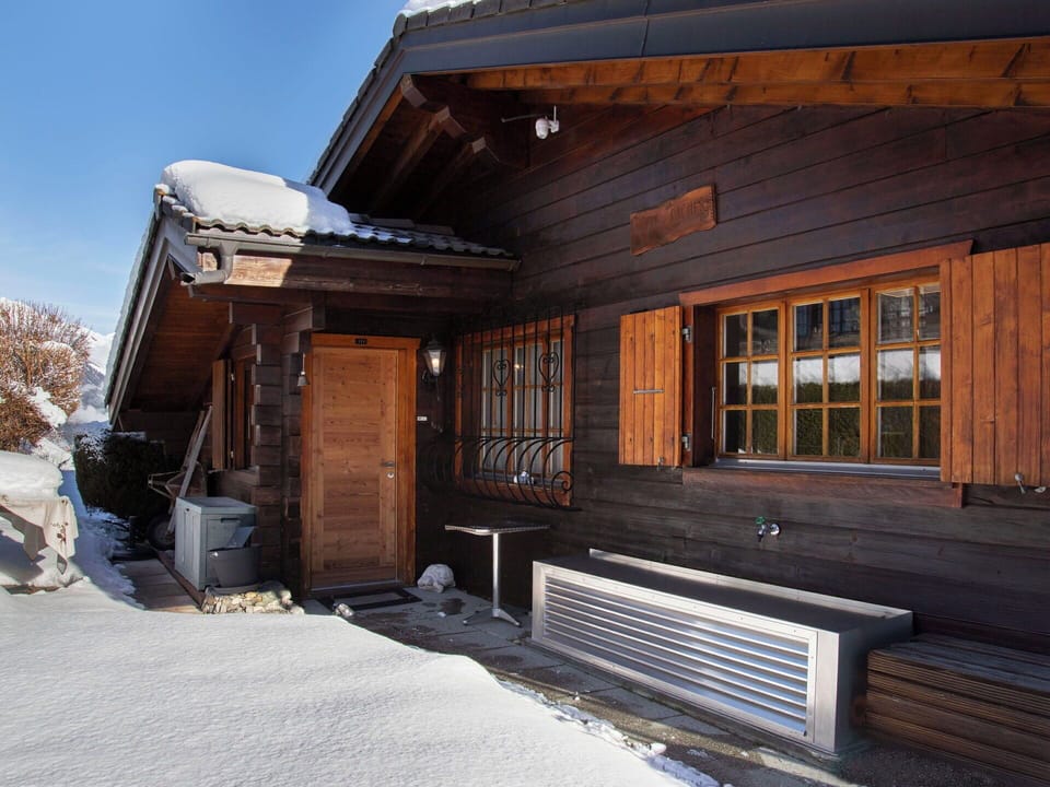 Flooring, Plumbing Fixture, Bathroom, Interior Design, Wood, Floor, Plumbing, Lighting, Tap, Furniture