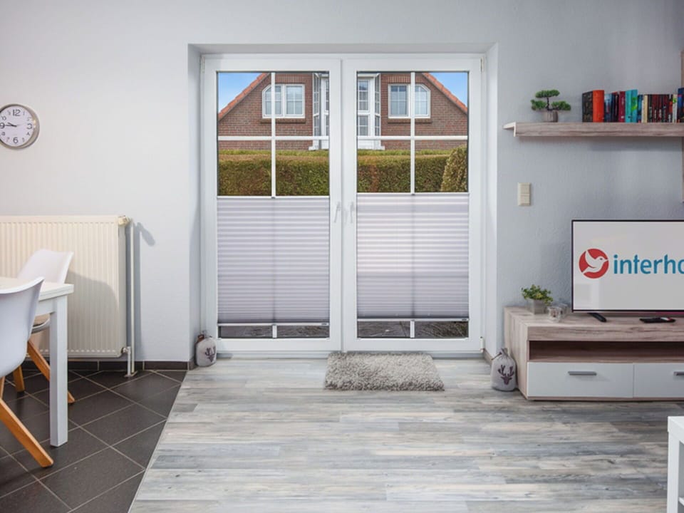 Flooring, Floor, Wood Flooring, Apartment, Hardwood, Window Covering, Laminate Flooring, Wood Stain, Window Blind, Plank