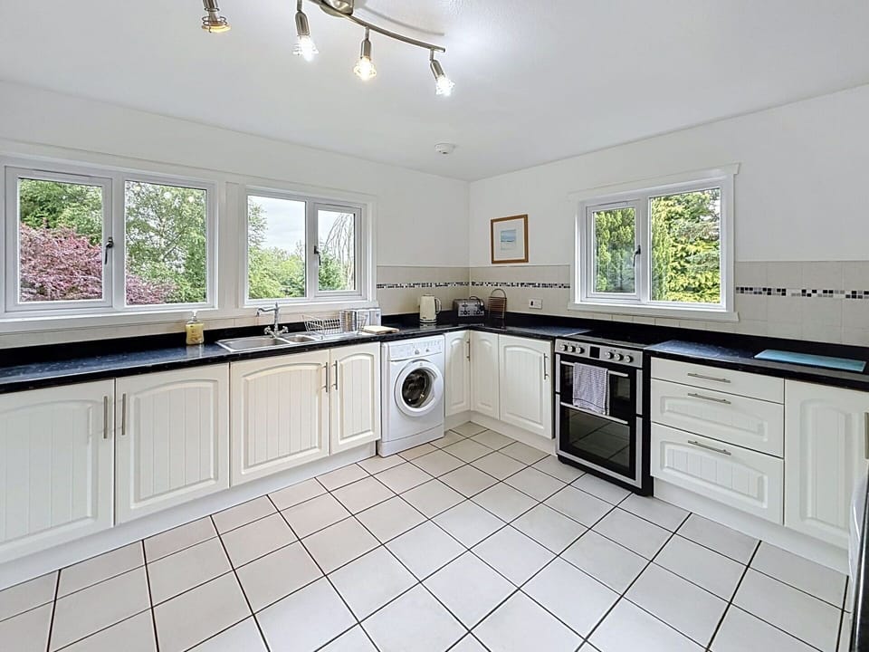 Kitchen, Kitchen Appliance, Countertop, Interior Design, Major Appliance, Flooring, Ceiling, Floor, Home Appliance, Cabinetry