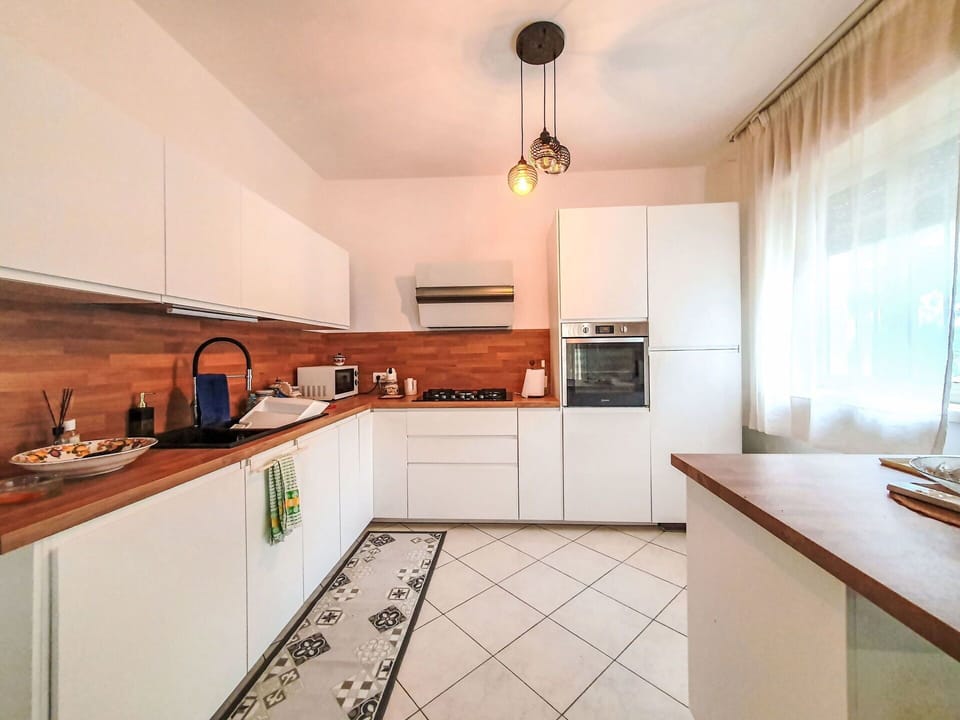 Flooring, Plumbing Fixture, Bathroom, Interior Design, Wood, Floor, Plumbing, Lighting, Tap, Furniture