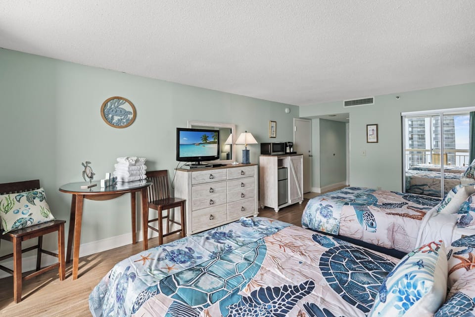 Bedroom w/ 2 Queen Beds