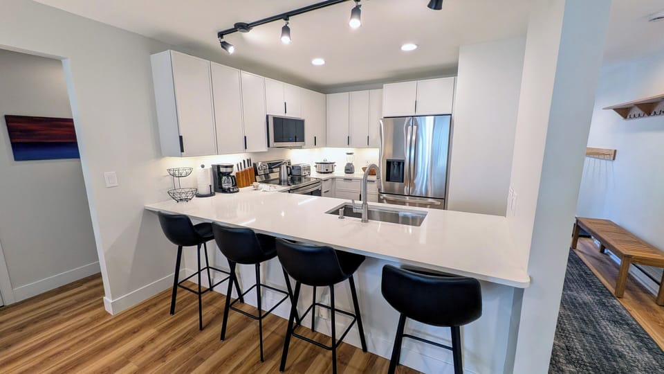 Beaver Creek West Condo E-1 kitchen with breakfast bar