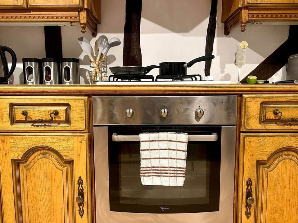 Experience your inner chef in this stunning and fully-equipped kitchen. Book your stay now with Top Stay Hosts serviced accommodation for short or long stays.