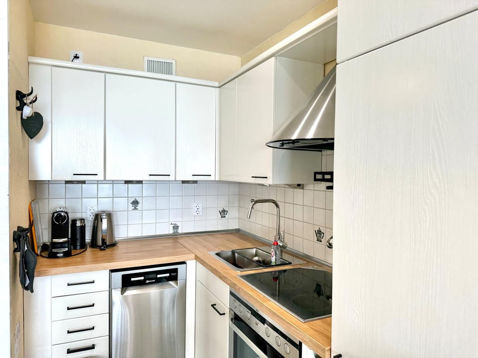 Discover this stylish kitchen, perfect for cooking and enjoying your time.