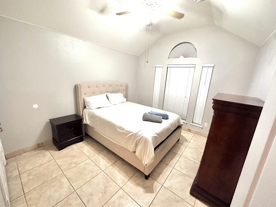 Queen Bedroom 