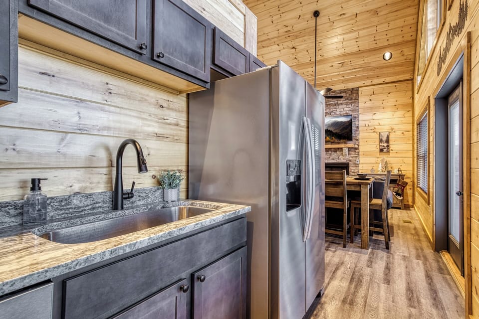 Smoky Mountain Cabin "Pine Mountain Overlook" - Fully furnished kitchen and dining area