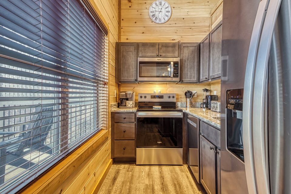 Cabin in the Smokies "Pine Mountain Overlook" - Fully furnished kitchen with granite countertops 