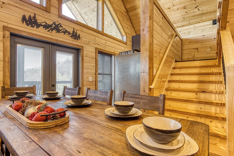 Pigeon Forge Cabin "Pine Mountain Overlook" - Dining area