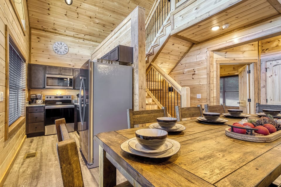 Smoky Mountain Cabin "Pine Mountain Overlook" - Dining area and fully furnished kitchen