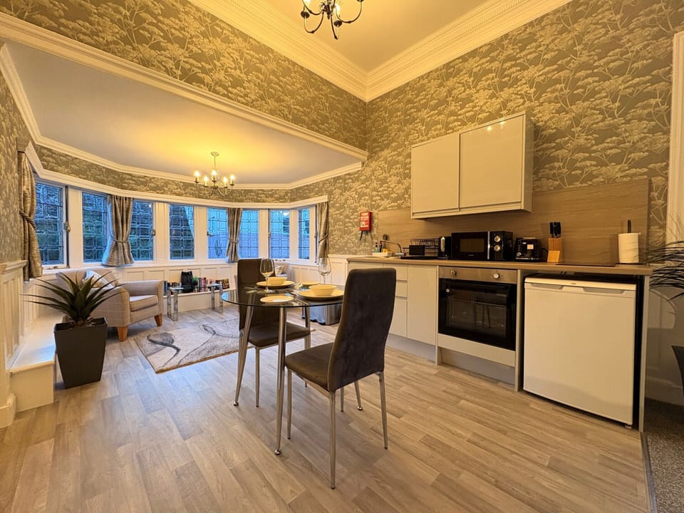 Kitchen & Seating Area