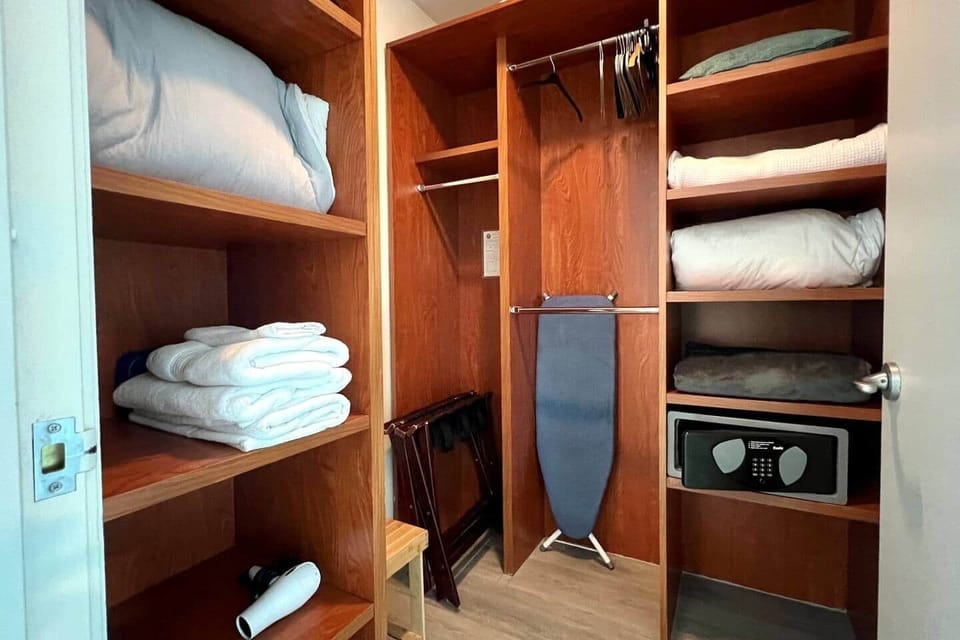 Closet com cofre e cabides.
