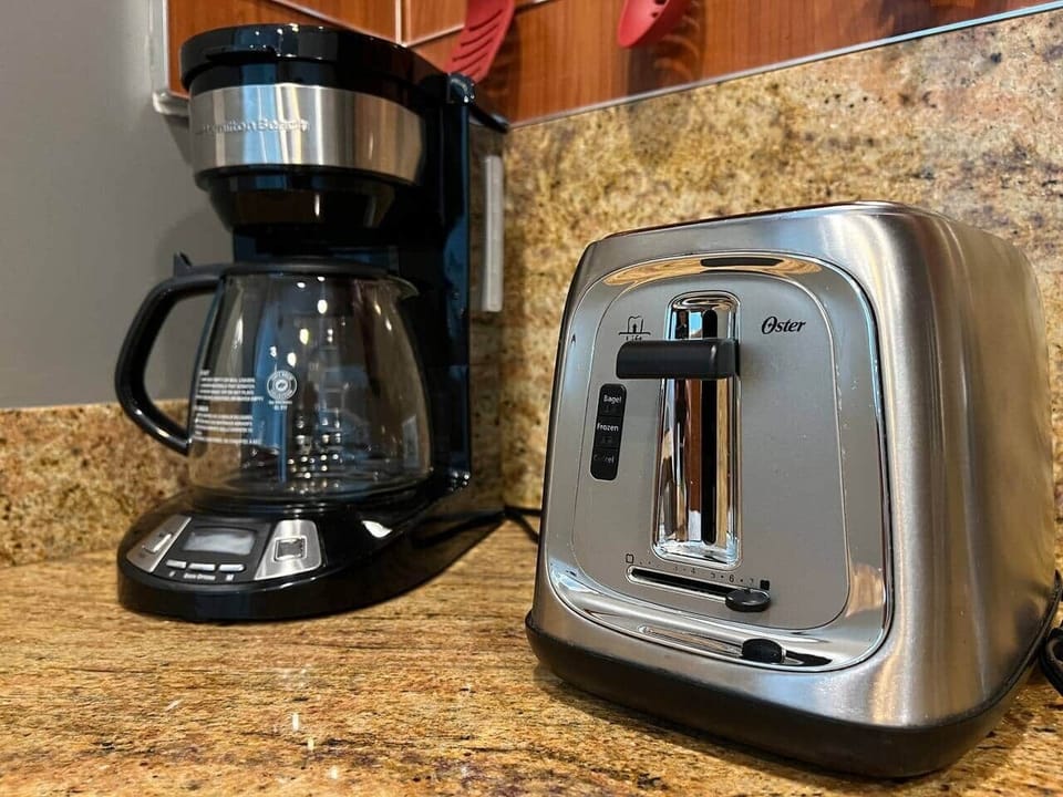 Máquina de café e tostadeira.
