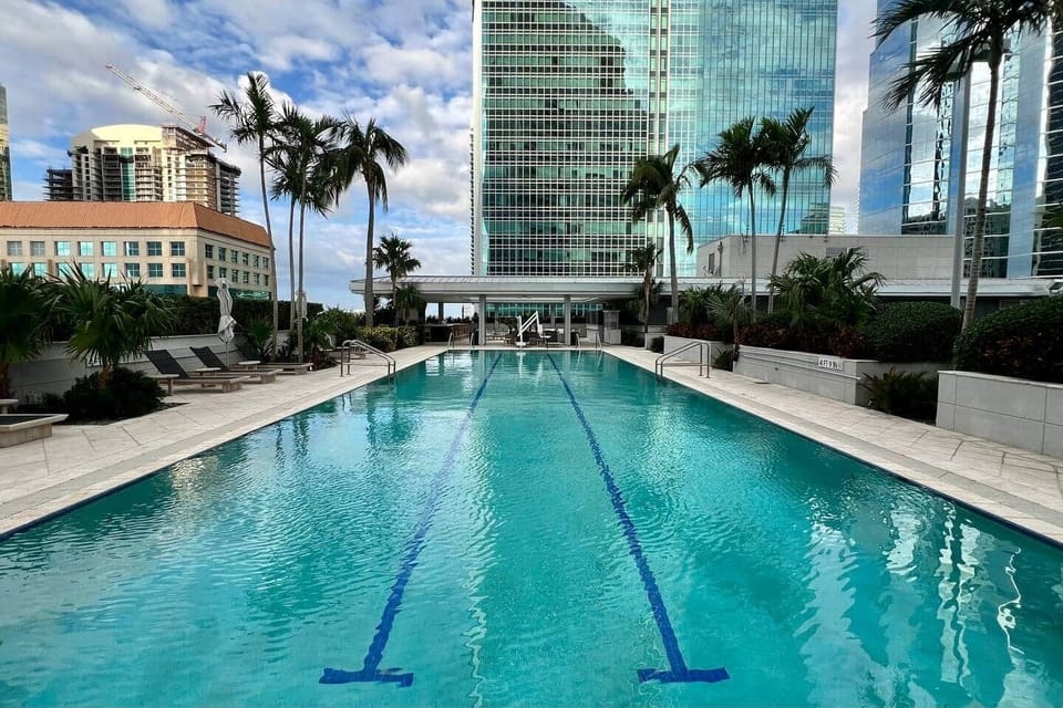 Raias de 25 metros. Piscina semi-olímpica.