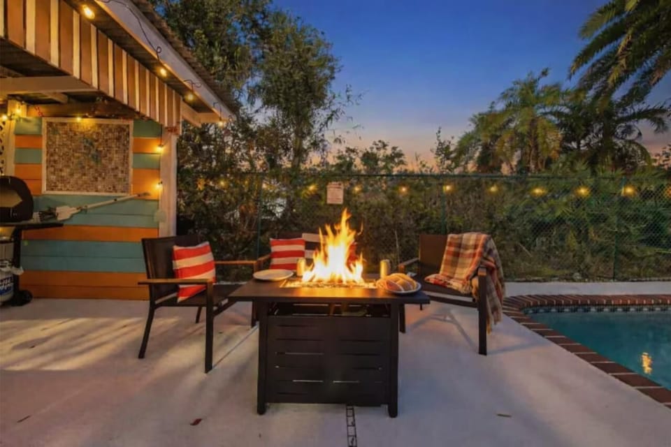 Escape to your private Bradenton oasis! Enjoy a heated pool, tiki bar, and private dock perfect for sunsets. Just minutes from Anna Maria Island's beaches. Your ultimate riverside family getaway! 🌴☀️ #FloridaTravel #FamilyVacation