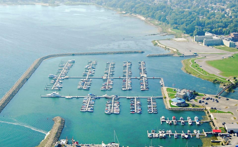 5 minutes drive to the Sugarloaf Marina