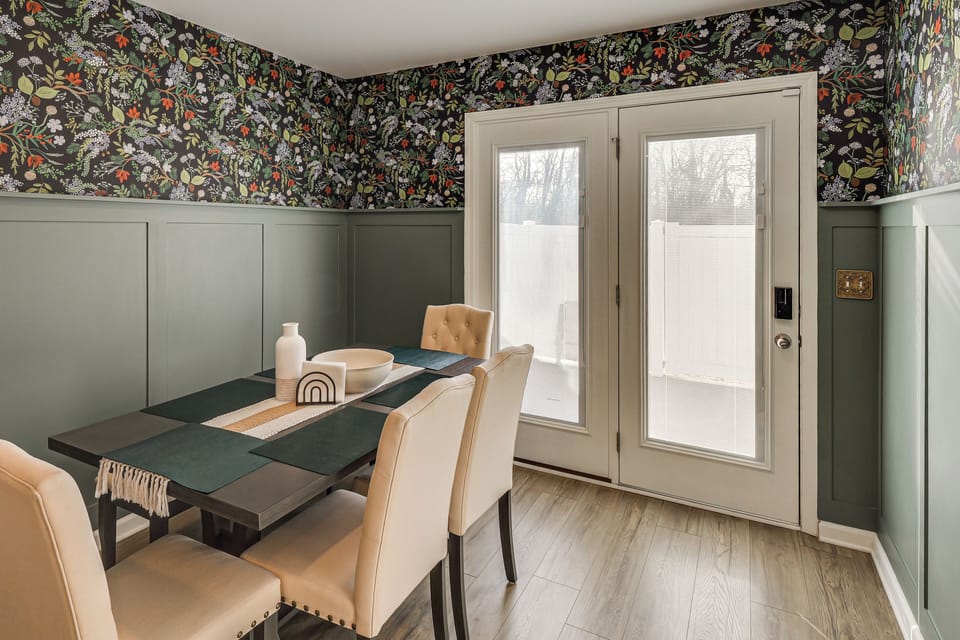 Dining Area | Dishware/Flatware Provided | 1st Floor