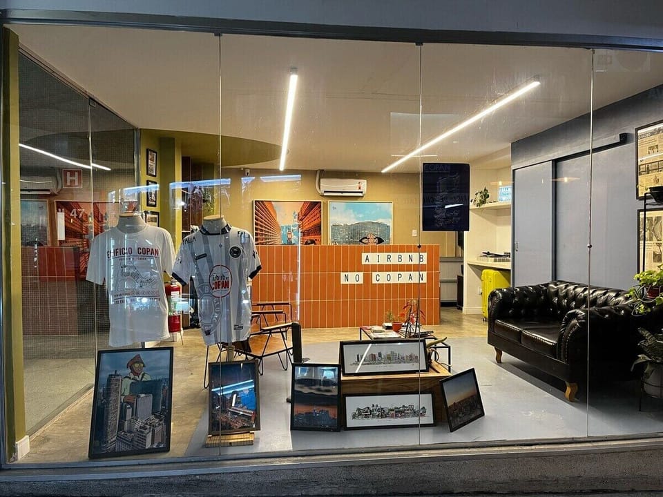 Espaço exclusivo para hóspedes -- Área dedicada para uso antes do check-in ou após o check-out, com internet de alta velocidade (600Mbps) e armários para bagagens. Consulte os horários de funcionamento.