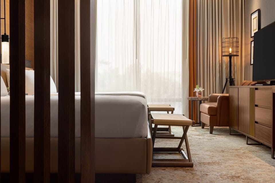 Elegant unit with 2 Queen beds, mini-fridge and flat screen TV