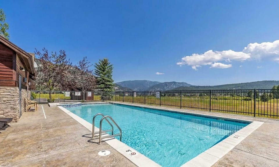 Shared amaenities: Seasonal Pool
