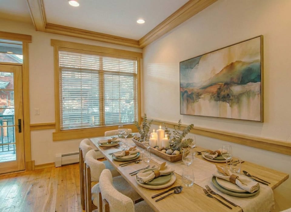 Dining area: 8 seats table, access to private patio