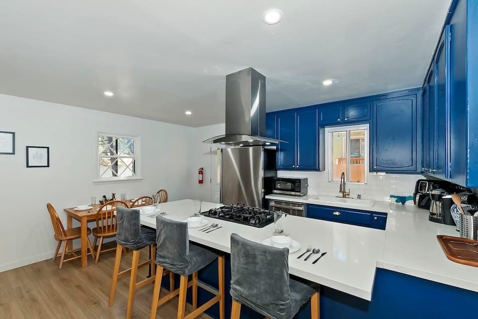 Kitchen with breakfast table