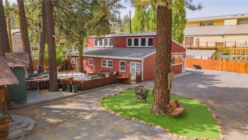 3 652 Cottage Lane Outside 10