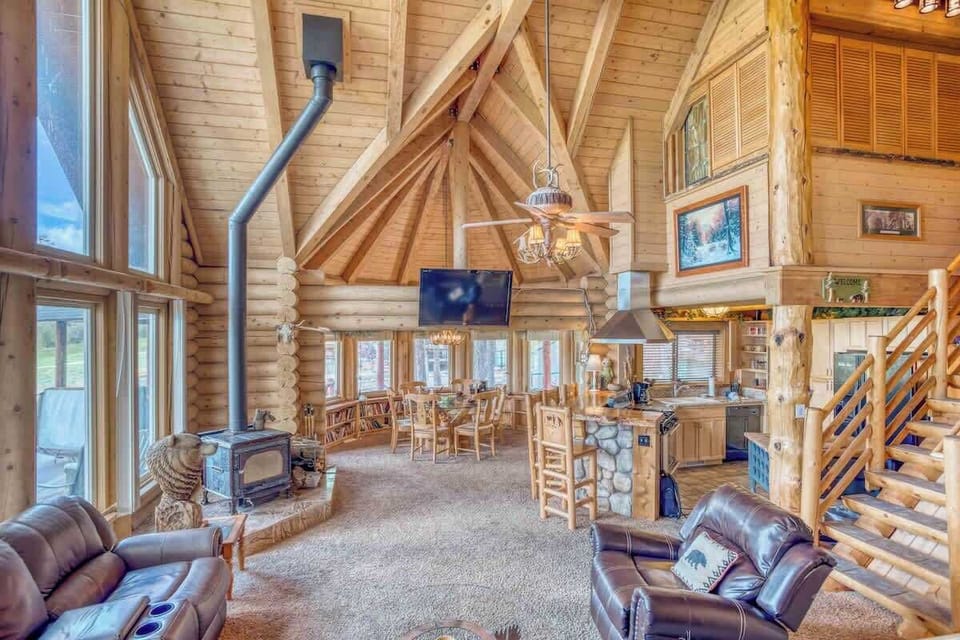 Woody living and dining room with fireplace