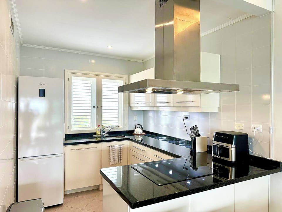 Fully equipped modern kitchen.