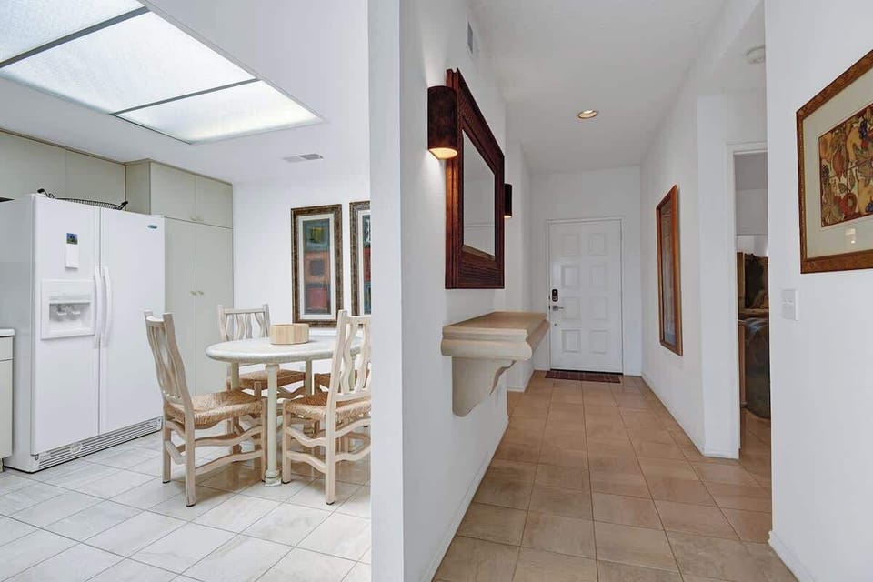 ENTRY WAY TO KITCHEN.jpg mls
