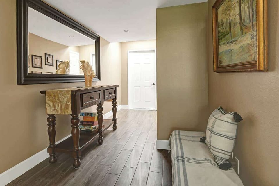 ENTRY WAY.jpg mls