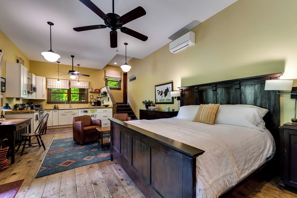 King bed in Studio Apartment