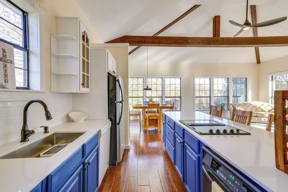 Kitchen | Breakfast Bar | Free WiFi | Central Air Conditioning/Heat