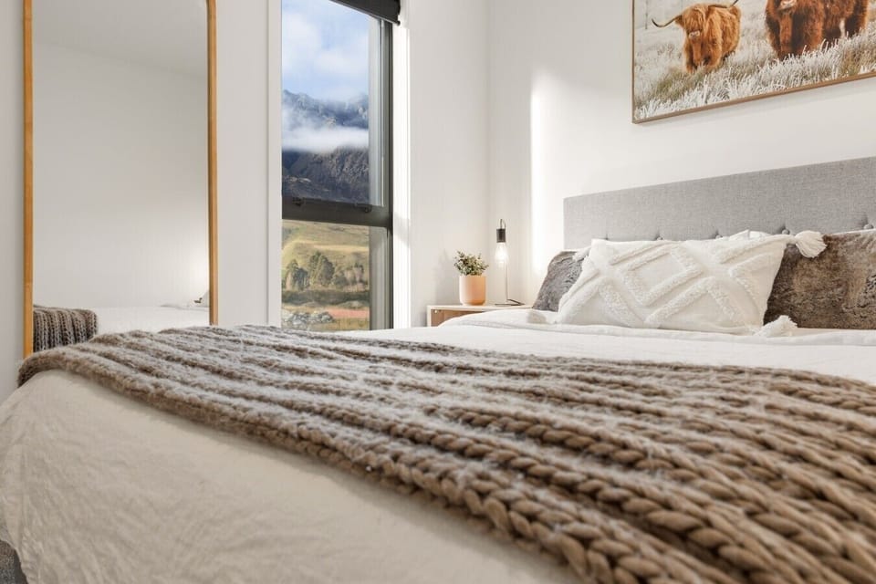 evara queenstown master bedroom bed to window view