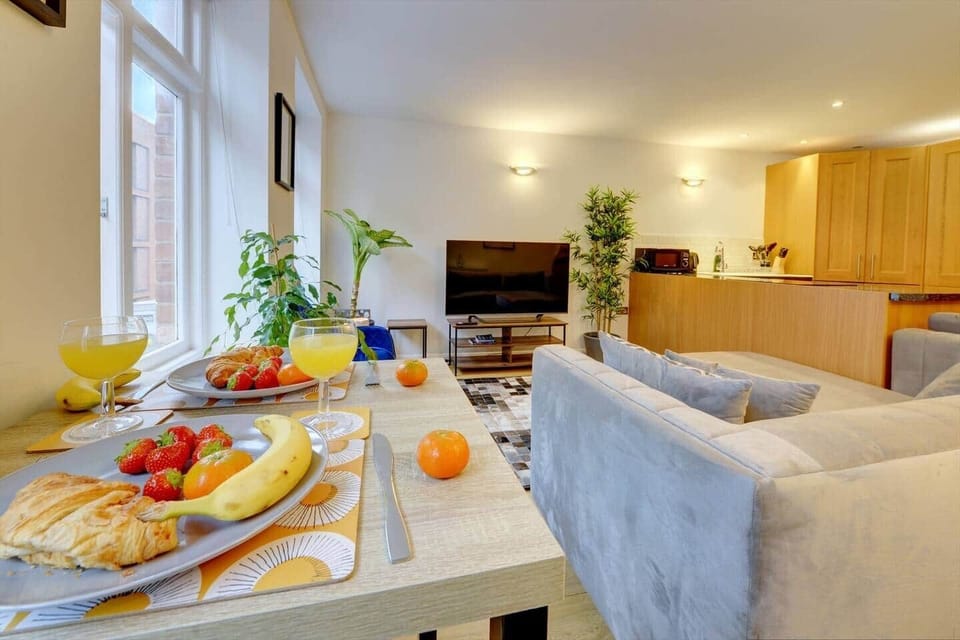 The lounge boasts a stunning and thoughtfully crafted design that seamlessly blends style and comfort. Every element, from the choice of furniture to the colour scheme, exudes a sophisticated ambiance that invites tranquility and serenity.