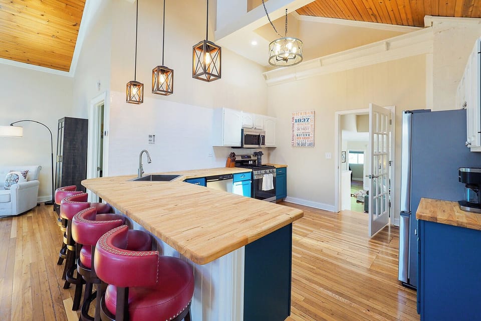 Full Kitchen with lots of counterspace and room for 4 at the peninsula bar