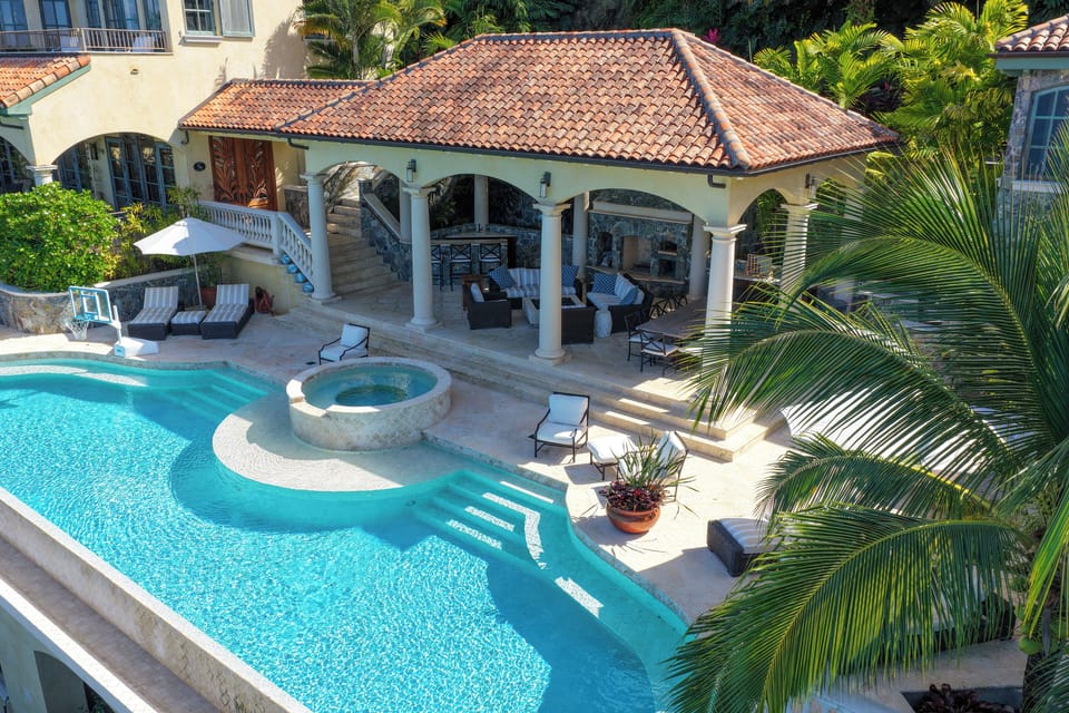 Villa Insatiable pool and hot tub