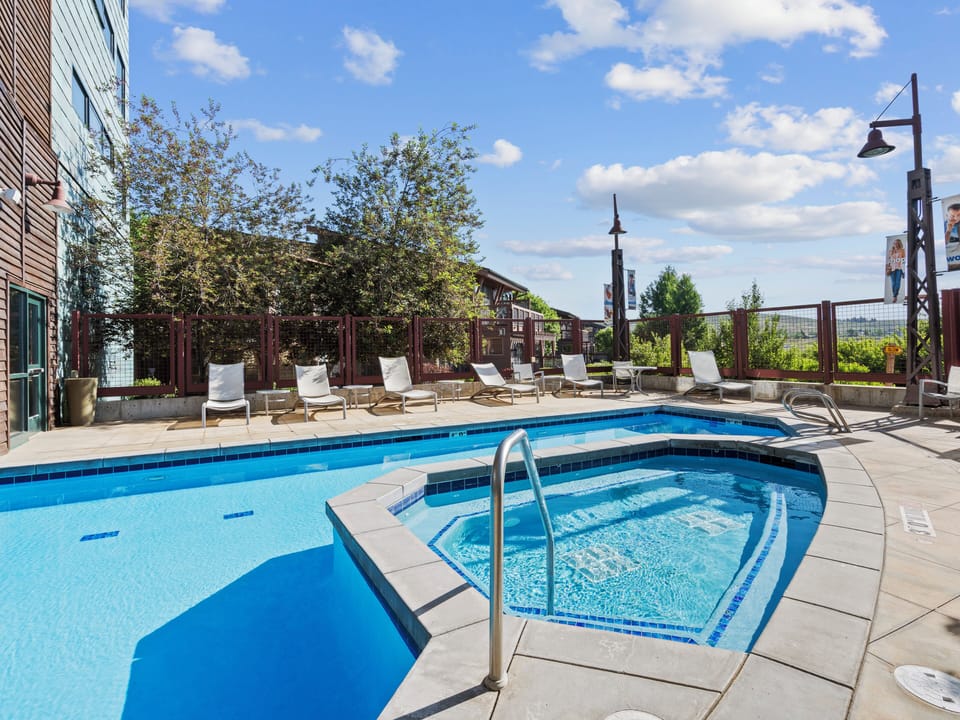 Indoor / Outdoor Pool / Hot Tub