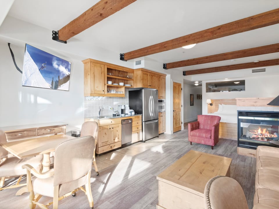 Living Area / Ktichenette