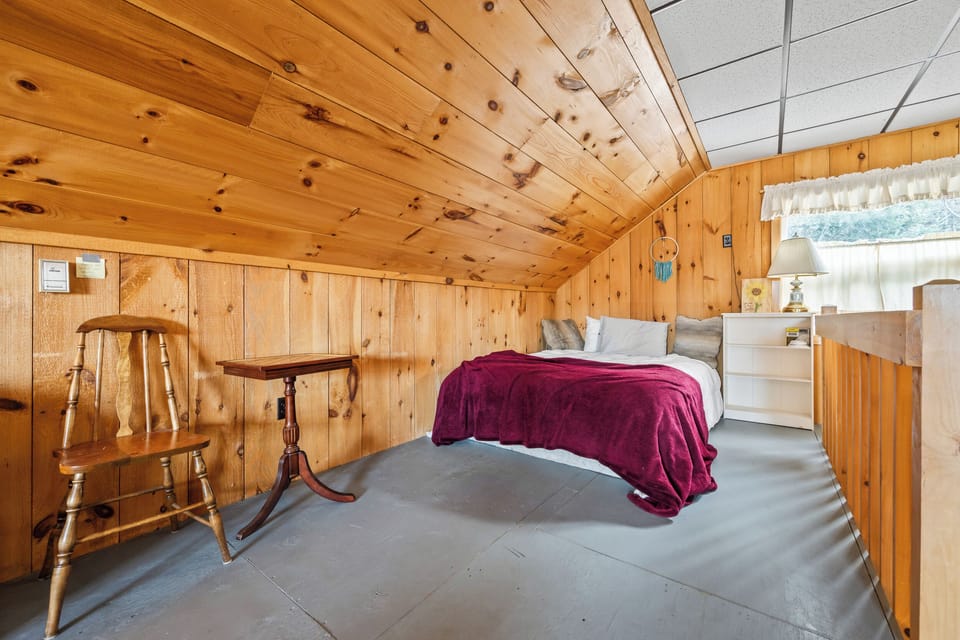 Upper level bedroom #3 - 3 Queens